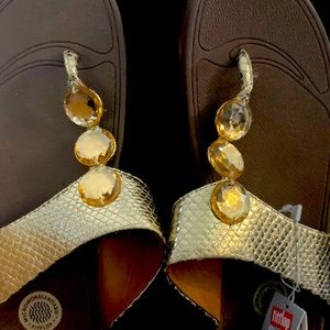 NWT Fitflop gold metallic flipflops with light copper/gold faux jewels. Size 11